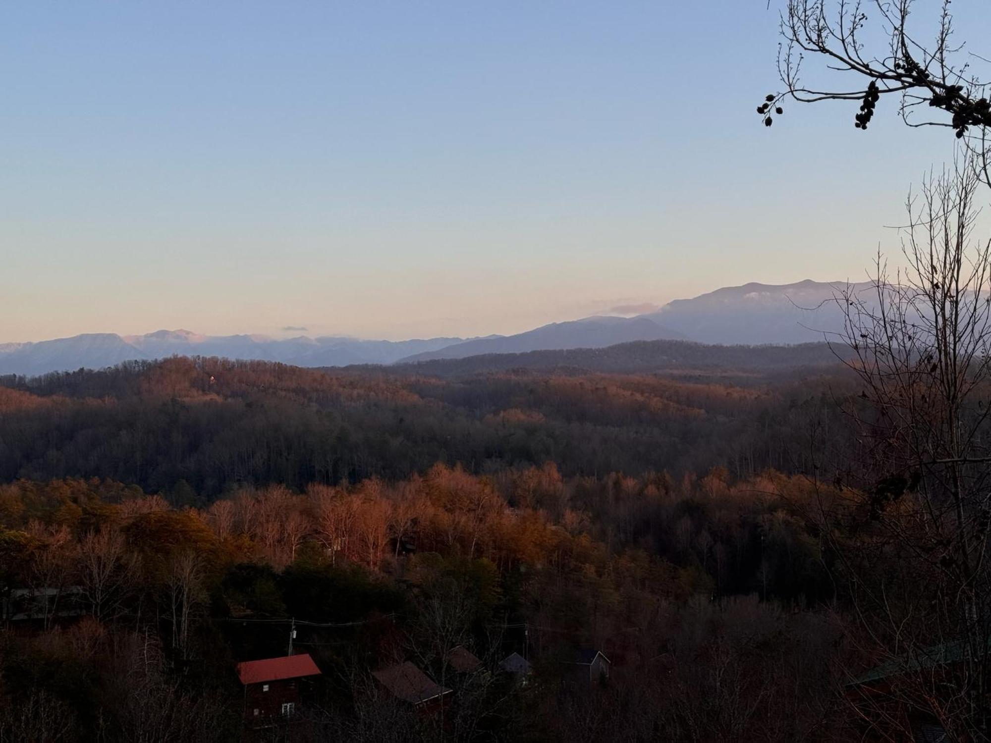 Smoky Paws - Exceptional Cabin, Stunning Mountain Views, Hot Tub, Tranquil, Gigabit Internet, Free L2 Ev Pigeon Forge Exterior photo